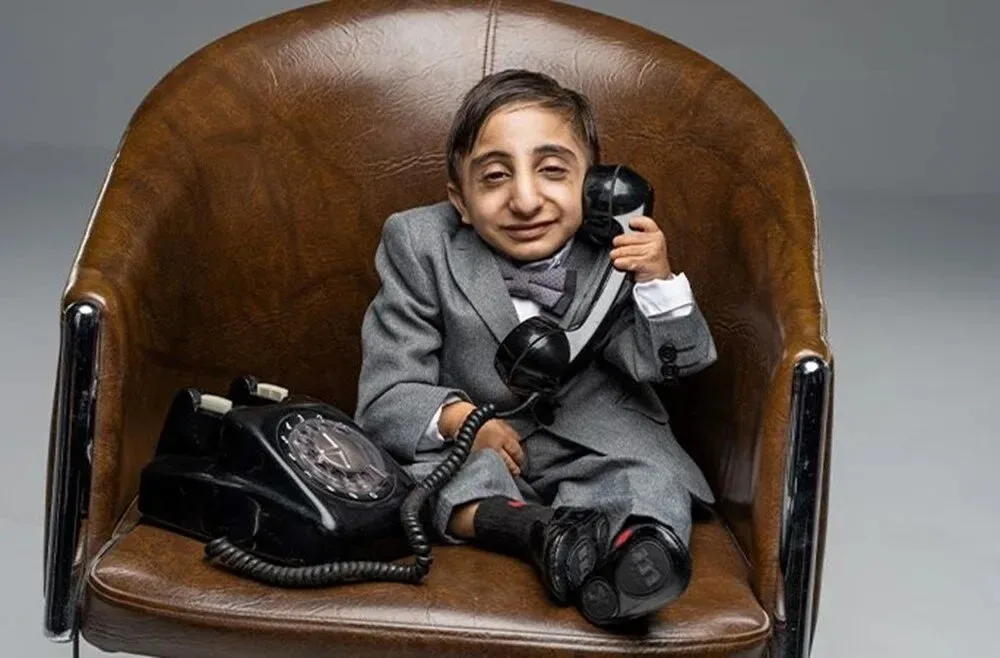 Dünyanın ən qısaboy insanı seçildi: - Telefonu daşıya bilmir -FOTO