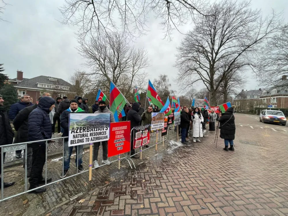 Ekoterrorizmə və sərvətlərimizin istismarına etiraz edən soydaşlarımız Haaqada aksiya və yürüş - KEÇİRDİ