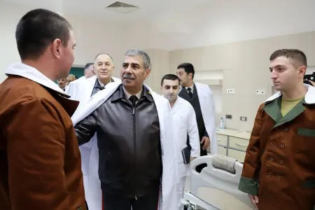 Zakir Həsənov hospitalda müalicə olunan hərbçilərlə görüşdü