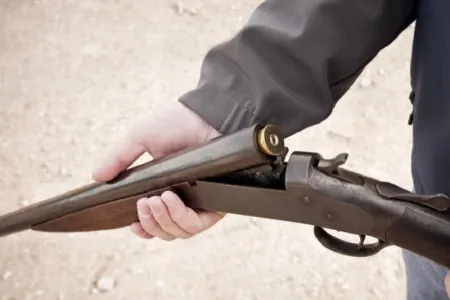 Azərbaycanda iş adamı özünü avtomobilində güllələdi - Təfərrüat