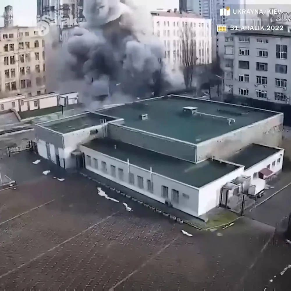 Rusiya Kiyevdə oteli belə vurdu - ANBAAN VİDEO/FOTOLAR