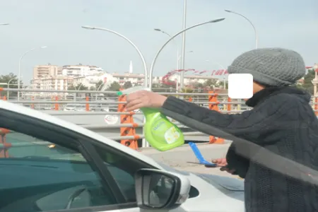 Avtomobilinin şüşəsinin silinməsini istəməyən qadın döyüldü
