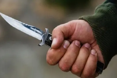 Azərbaycanda məktəbli oğlan anasının sevgilisini - BIÇAQLADI