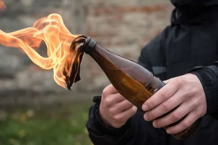 PKK tərəfdarları Türkiyə səfirliyinə “Molotov kokteyli” atıb