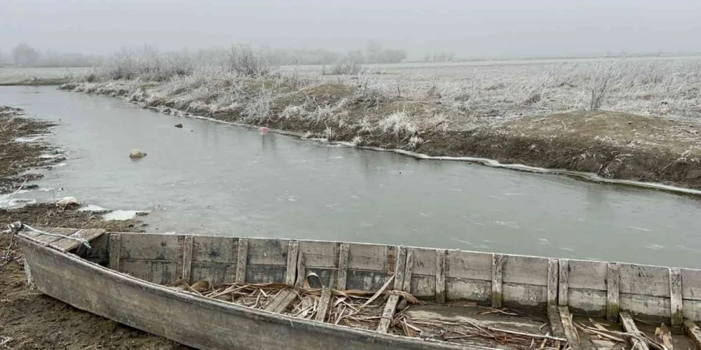 Şaxta səbəbindən göl - DONDU