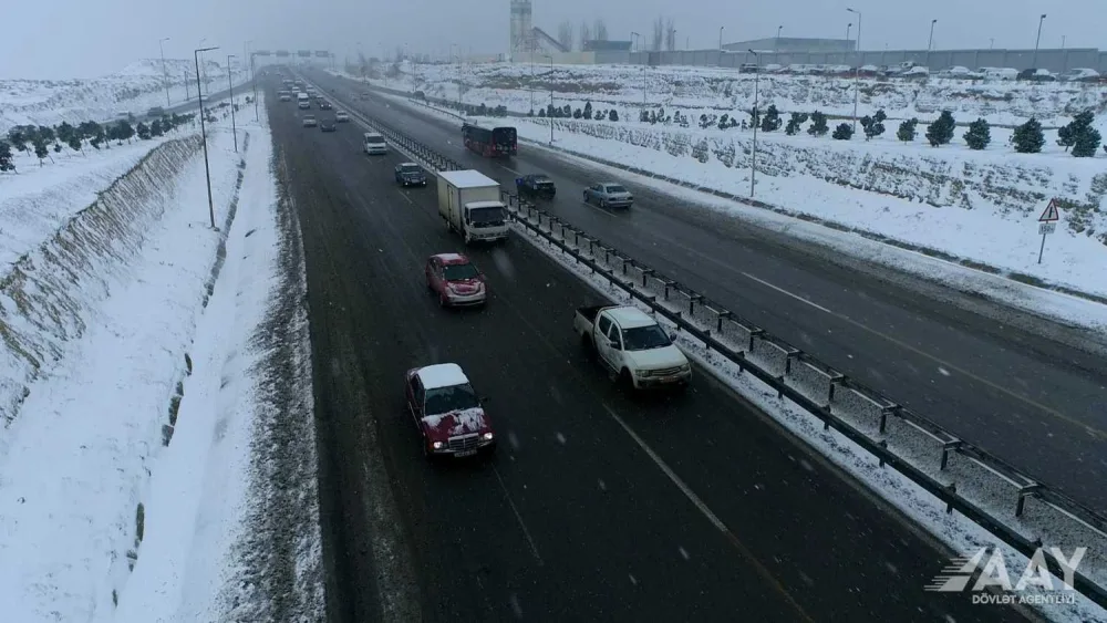 Hava şəraiti ilə əlaqədar yolların təmizlənməsi davam etdirilir - FOTOLAR