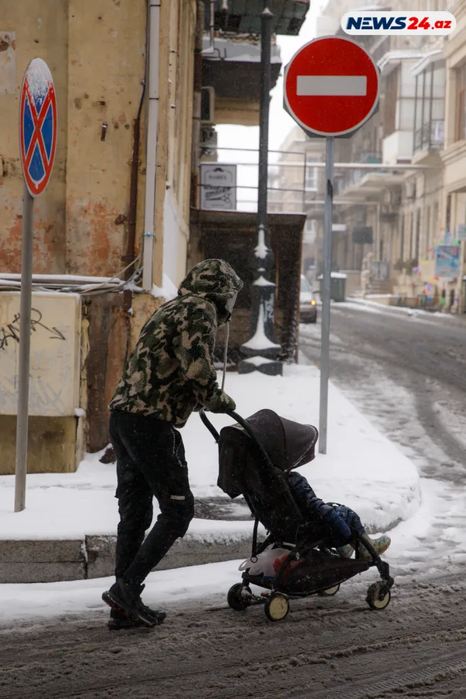 Bakıda ilin ilk qarı - FOTOREPORTAJ