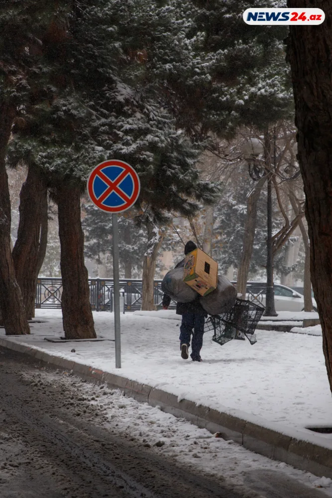 Bakıda ilin ilk qarı - FOTOREPORTAJ