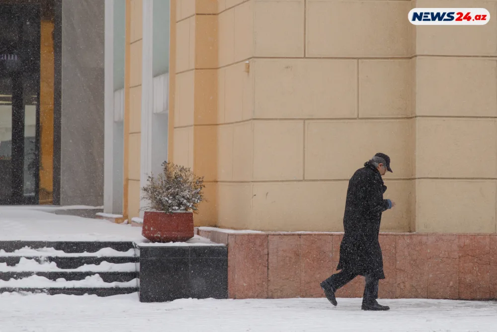 Bakıda ilin ilk qarı - FOTOREPORTAJ