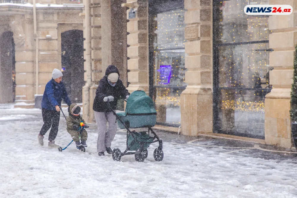 Bakıda ilin ilk qarı - FOTOREPORTAJ