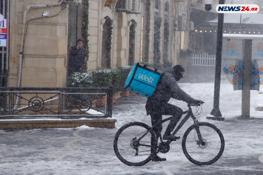 Bakıda ilin ilk qarı - FOTOREPORTAJ