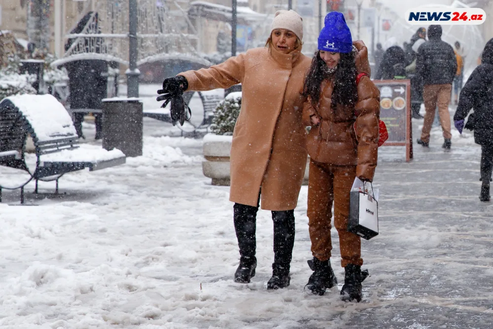 Bakıda ilin ilk qarı - FOTOREPORTAJ