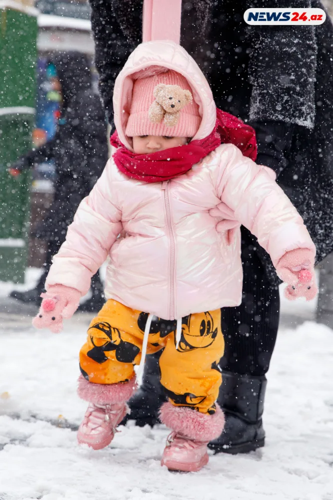 Bakıda ilin ilk qarı - FOTOREPORTAJ