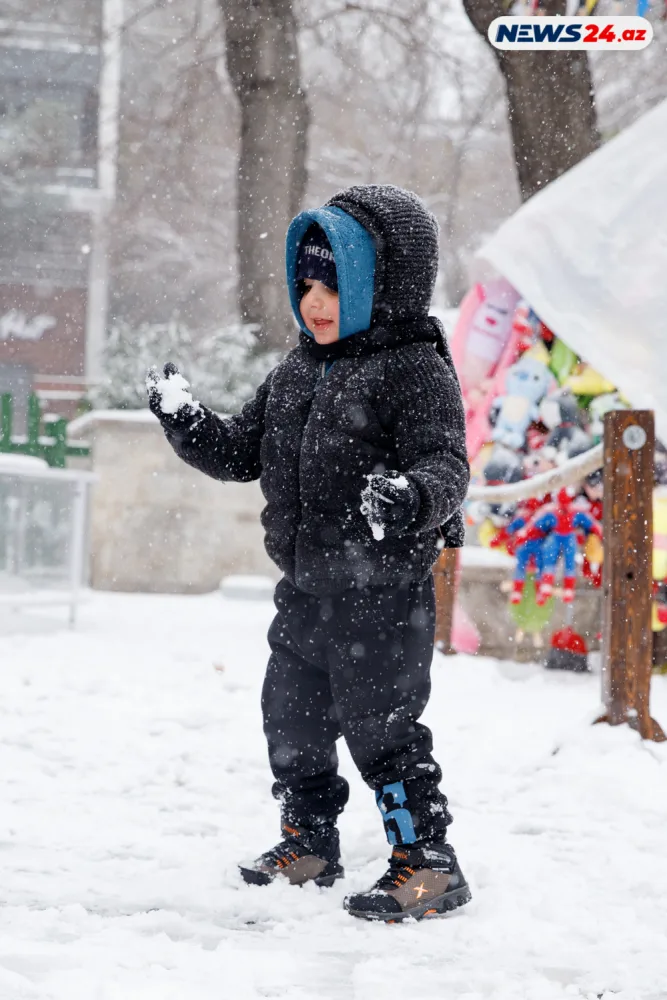 Bakıda ilin ilk qarı - FOTOREPORTAJ