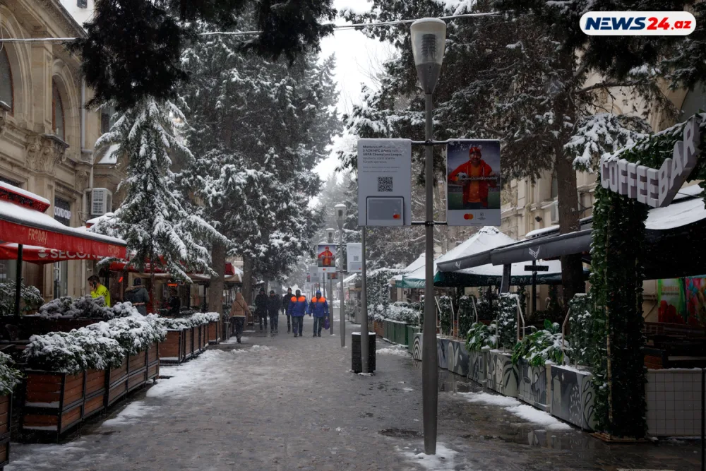 Bakıda ilin ilk qarı - FOTOREPORTAJ