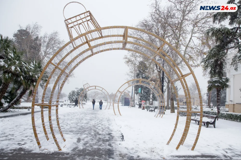 Bakıda ilin ilk qarı - FOTOREPORTAJ