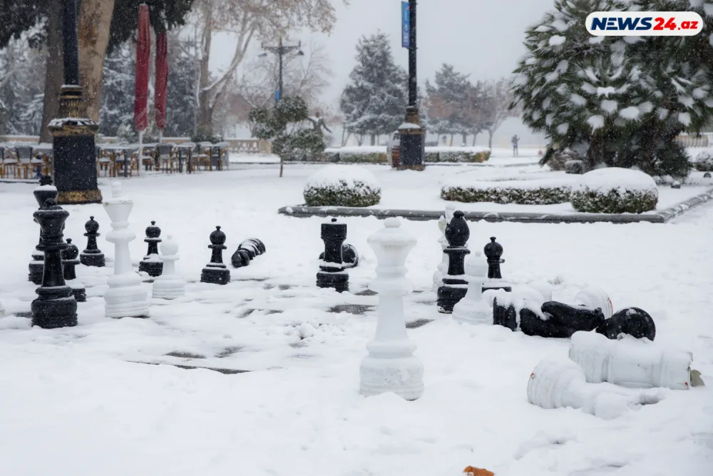 Bakıda ilin ilk qarı - FOTOREPORTAJ