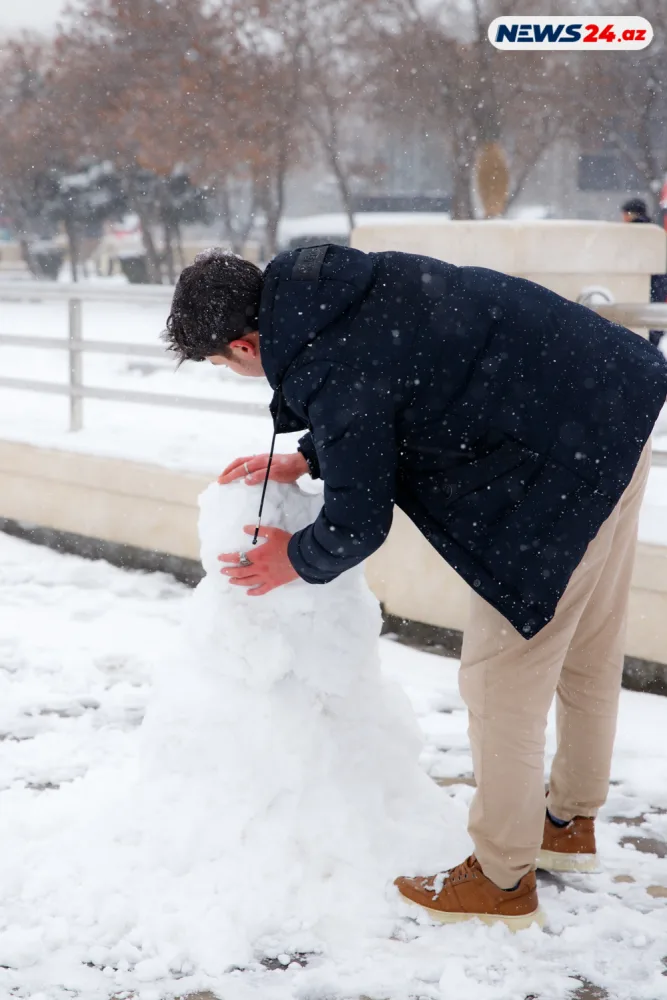 Bakıda ilin ilk qarı - FOTOREPORTAJ