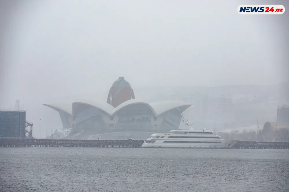 Bakıda ilin ilk qarı - FOTOREPORTAJ