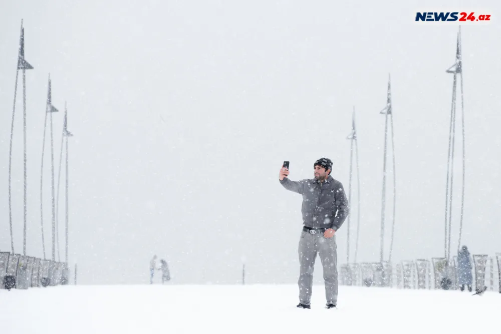 Bakıda ilin ilk qarı - FOTOREPORTAJ