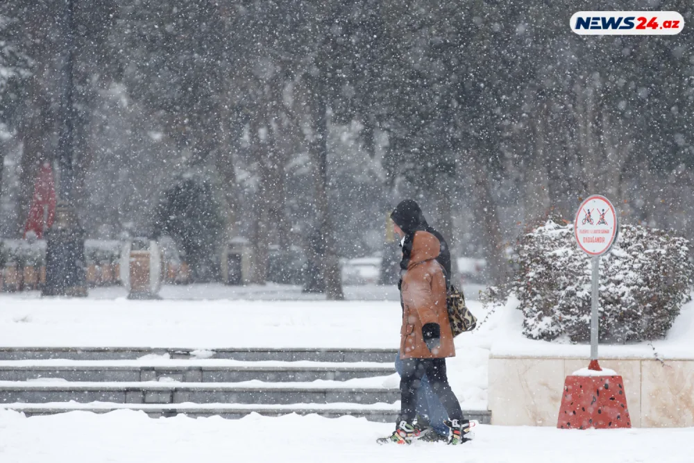 Bakıda ilin ilk qarı - FOTOREPORTAJ