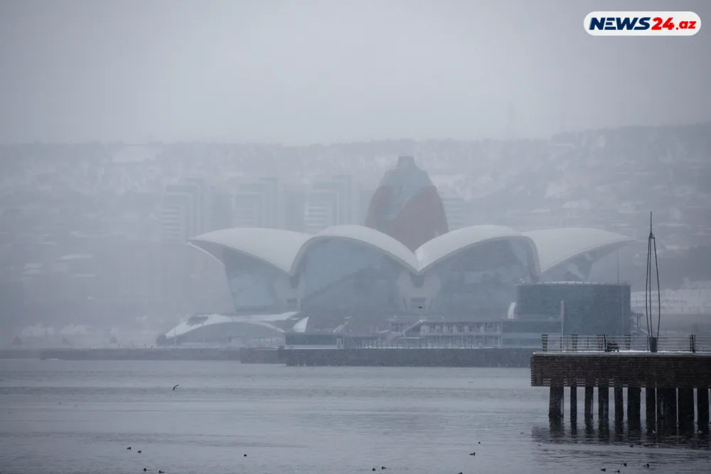 Bakıda ilin ilk qarı - FOTOREPORTAJ