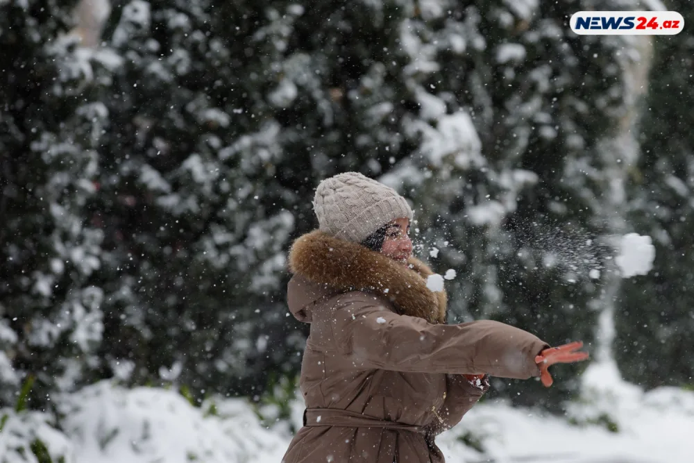 Bakıda ilin ilk qarı - FOTOREPORTAJ