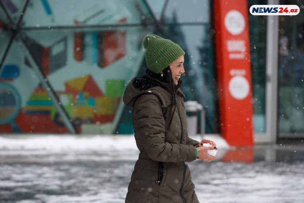 Bakıda ilin ilk qarı - FOTOREPORTAJ