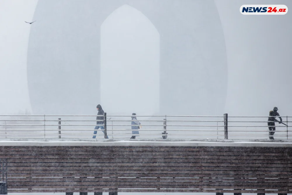 Bakıda ilin ilk qarı - FOTOREPORTAJ