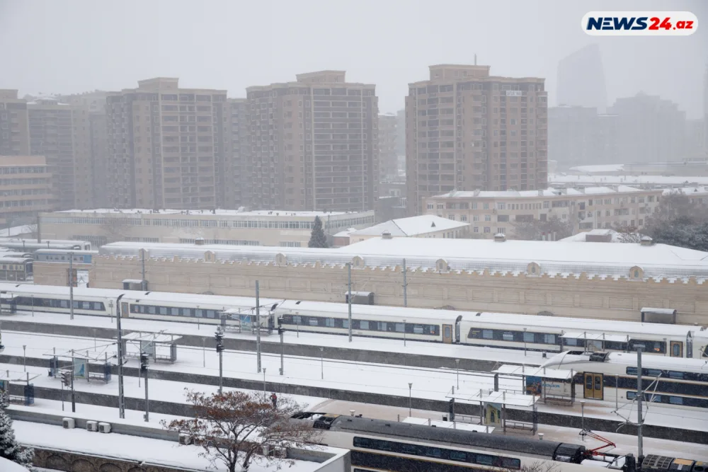 Bakıda ilin ilk qarı - FOTOREPORTAJ