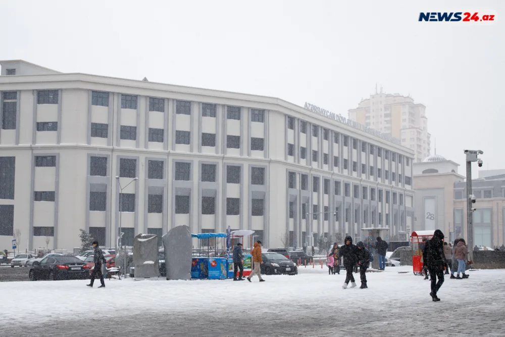 Bakıda ilin ilk qarı - FOTOREPORTAJ