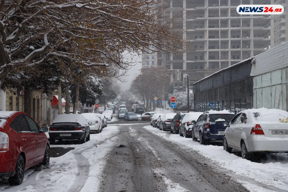 Bakıda ilin ilk qarı - FOTOREPORTAJ