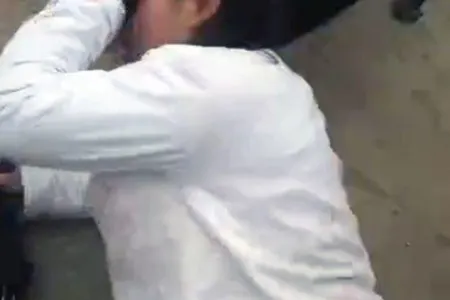 Bakıda sərxoş oğlan qızların saçından tutub - asfaltda sürüdü