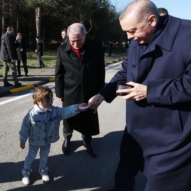 Ərdoğan əlini öpən uşağa xərclik verdi - Fotolar