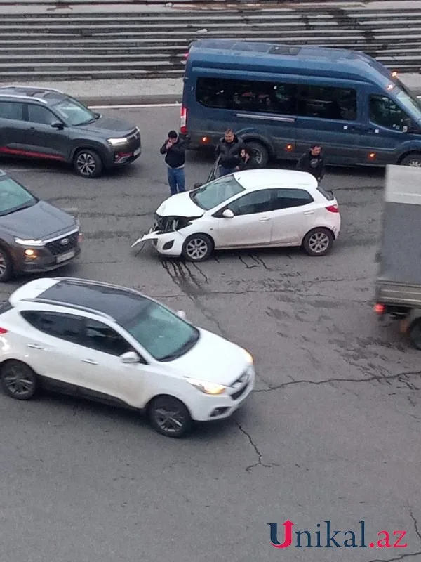 Yasamalda QƏZA: 2 maşın toqquşdu - FOTO