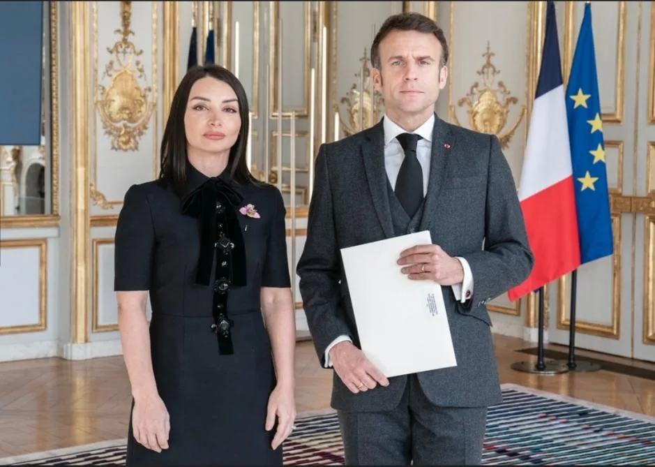 Azərbaycan səfiri etimadnaməsini Fransa Prezidentinə təqdim edib