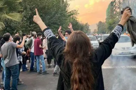 Tehranda qadınlar hicabsız gəzirlər
