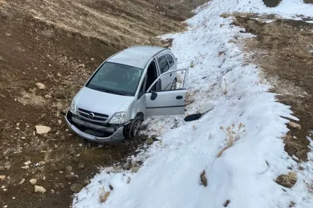 Avtomobillə uçuruma düşən fiziki qüsurlu sürücü donaraq öldü - FOTO