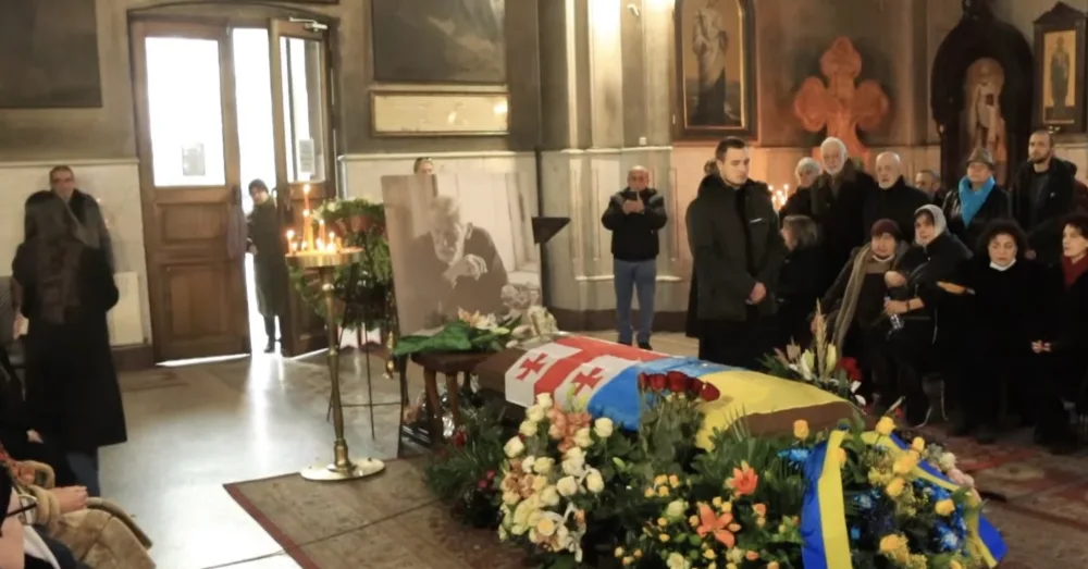 Kikabidzenin tabutuna Ukrayna bayrağı sərildi - FOTO