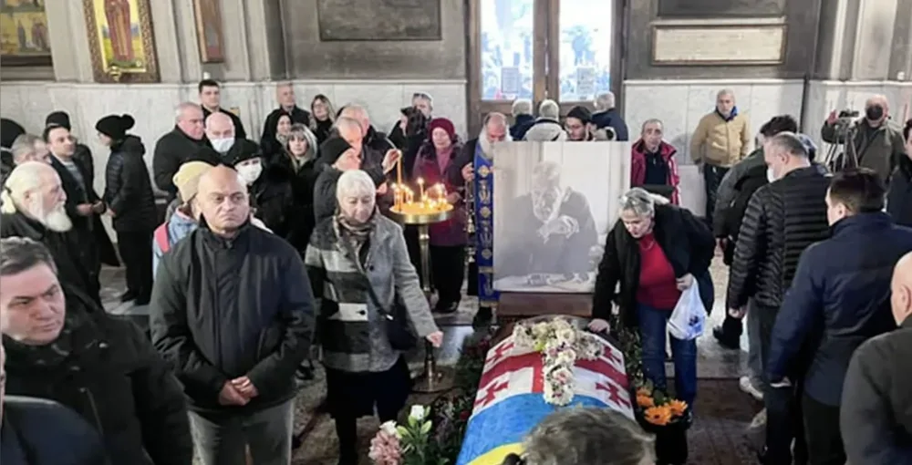Kikabidzenin tabutuna Ukrayna bayrağı sərildi - FOTO
