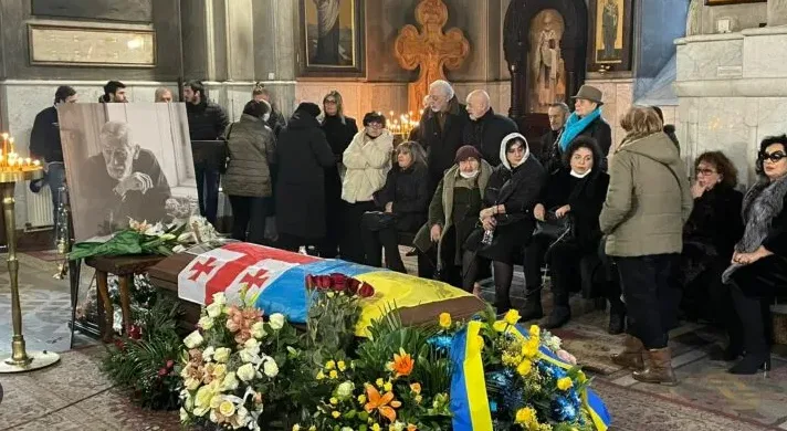 Kikabidzenin tabutuna Ukrayna bayrağı sərildi - FOTO