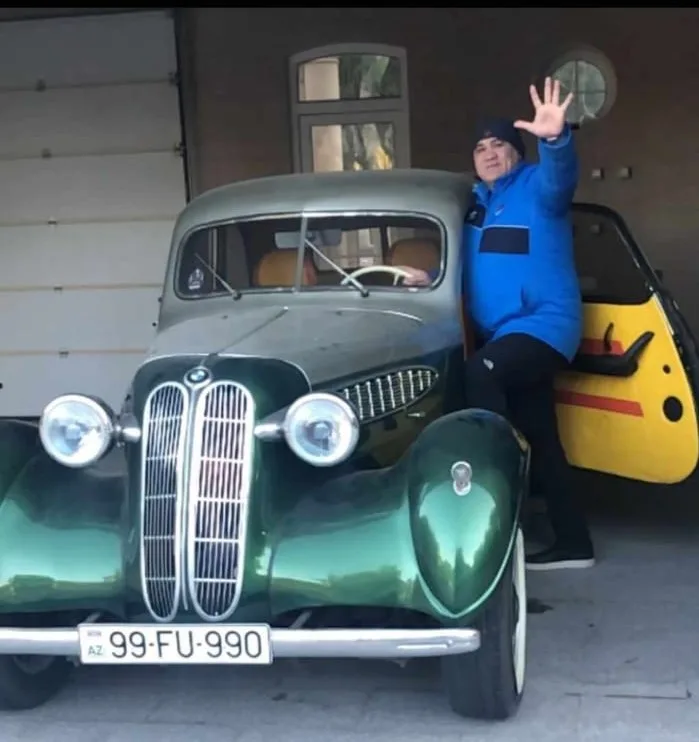 Firdovsi Umudovun 600 min manatlıq retro avtomobili - FOTO