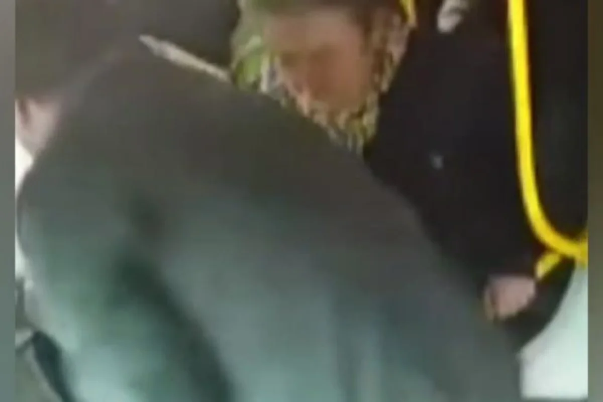 Sərnişinlərlə dalaşan - SÜRÜCÜ KÜSÜB GETDİ-VİDEO