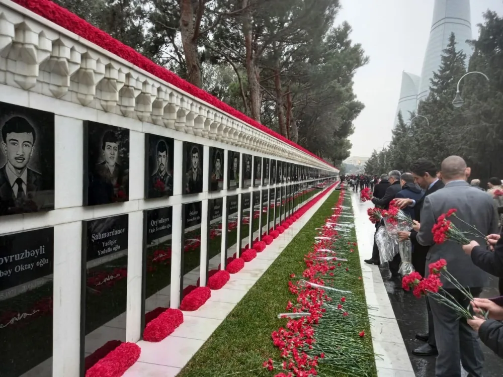İran səfiri Şəhidlər xiyabanını ziyarət edib - FOTO