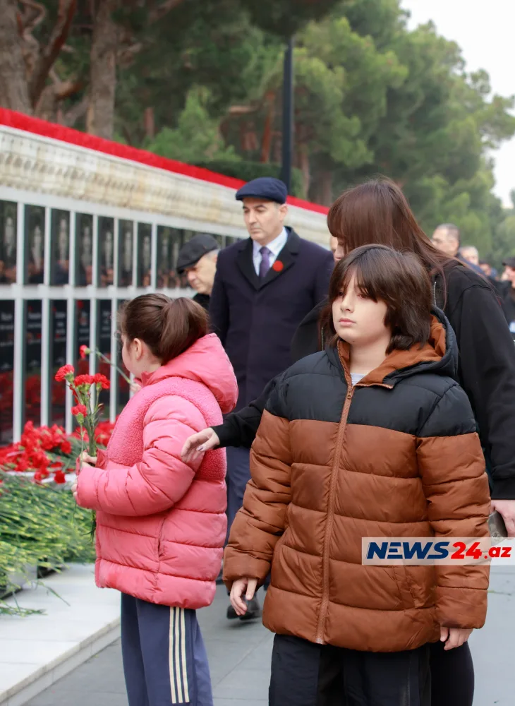 Rəşad Dağlının ailəsi Şəhidlər Xiyabanında - FOTOLAR