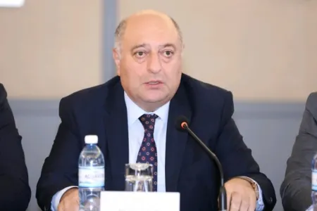 Oturmalıdır evində, dövlət pul verməlidir ? - Deputat