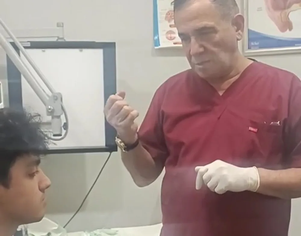 Azərbaycanda uşağın ağzında "Duracell" batareyası partladı - FOTO