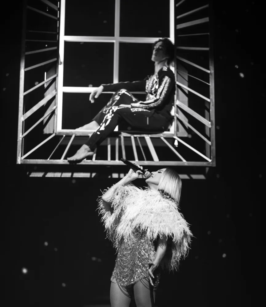 Röya 8 metrdən düşdü, 25 geyim dəyişdi - FOTOLAR