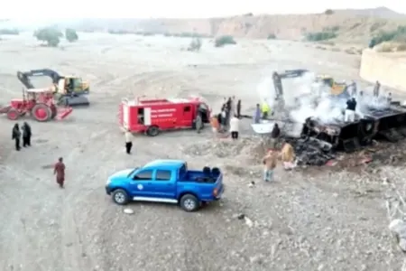 Pakistanda dəhşətli qəza: 41 sərnişin yanaraq öldü