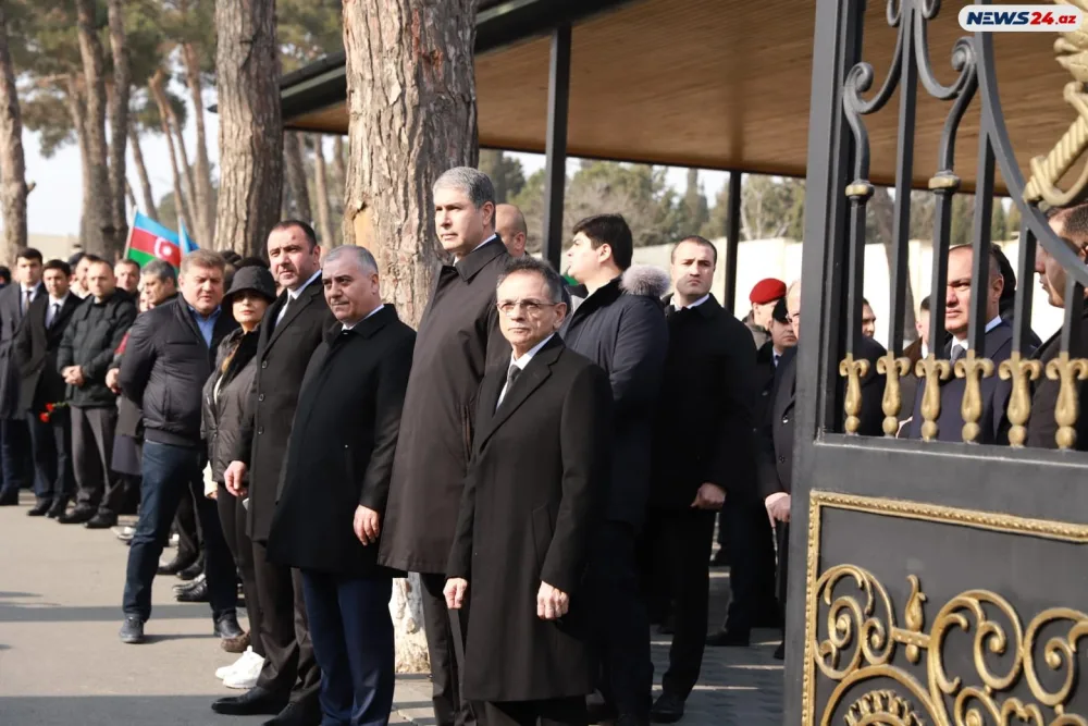 Şəhidimizin cənazəsi dəfn olunması üçün İkinci Şəhidlər Xiyabana gətirildi - FOTOLAR